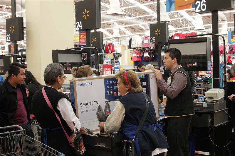  Mexicans flood shopping centers in search of the best prices