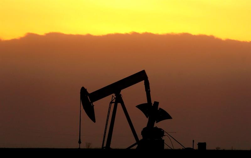  Texas oil drops 0.75% and closes at $ 56.74 a barrel